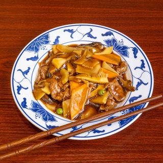 Junetina s bambusom i kineskim gljivama