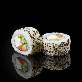 Каліфорнія з лососем в кунжуті (300г)