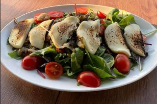 Salată cu mozzarella la grătar și porcini
