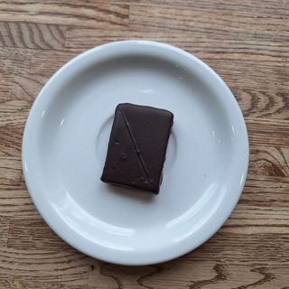 Цукерка горіхова з лимонною ноткою в шоколаді (40г)