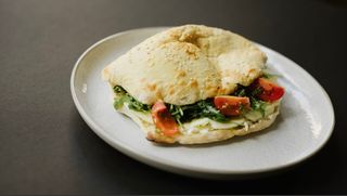 Mozzarela i cherry sendvič