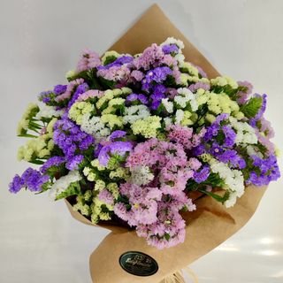 Ramo de Statice de cores variadas com papel Kraft