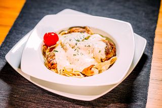 Clatita cu piept de pui si sos gorgonzola