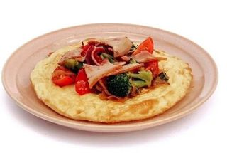 Пухкий омлет з овочами та беконом із скоринкою