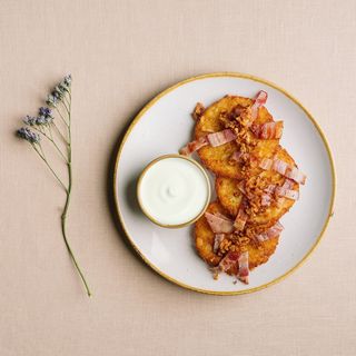 Дерунчики з беконом, цибулькою кріспі та сметанкою