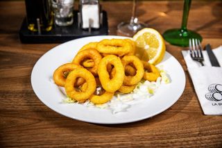 INELE DE CALAMAR CROCANTE CU SOS REMOULADE