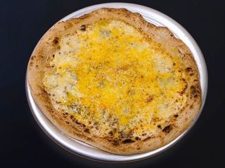 Піца Сирна з трюфельним соусом (465g)