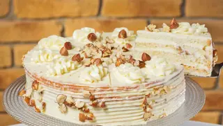 Бяла торта с лешници (8 парчета)