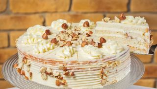 Бяла торта с лешници