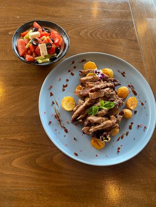 Ceafa de Porc Iberico , Cartofi noi cu unt si lamaie si Salata Greceasca