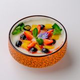 Каша манная со свежими ягодами