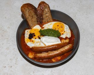 Яєчня з індичими сосисками та томатною квасолею, 450 г