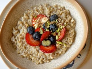 Вівсянка з фруктами та горіхами (300г)