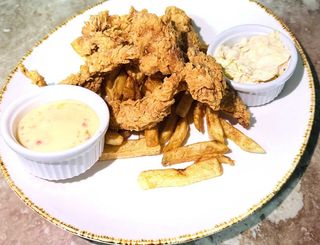 Strips de Pui Crocanți cu Cartofi Prăjiți și Sosul Casei