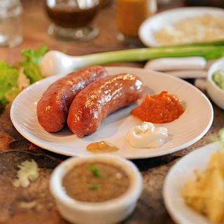 Kobasice na tanjiru 2 komada