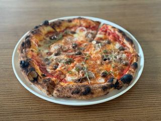 Піца з тунцем та анчоусами