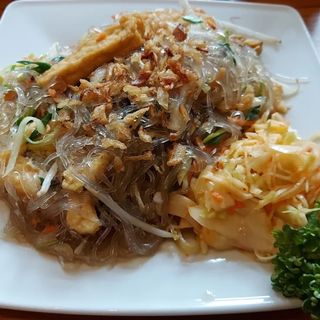 Makaron sojowy smażony z tofu i warzywami