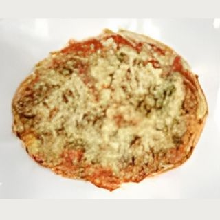 Pinsa Margherita con tonno, erba cipollina e cipolla crunch