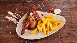 Jumătate de pui la cuptor cu cartofi pai