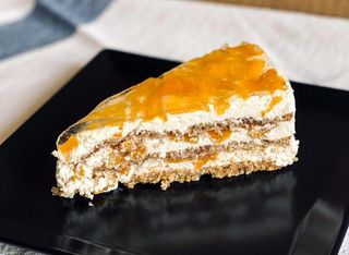 Орехова торта с праскови (140г)