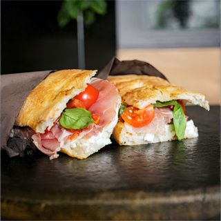 Crudo, stracciatella, pomodorino, basilico - piccola