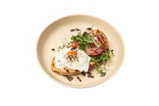 Grzanka z gruszką, gorgonzolą i prosciutto