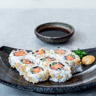 Uramaki de salmón picante