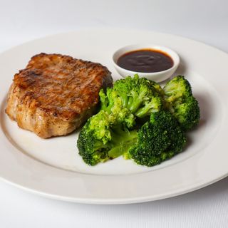 Стейк із корейки та броколі (220/150/50г)