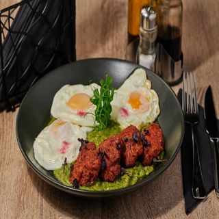 Spanac cu ochiuri de ou si chiftele