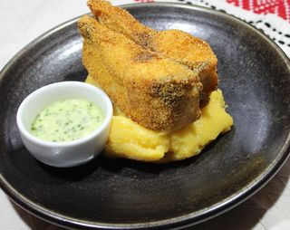 Crap prajit cu mamaliga si mujdei