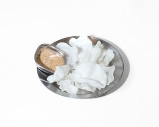 Chips de Camarão com Molho de Sésamo