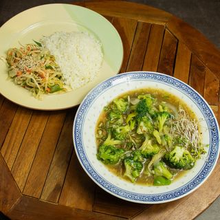 Brokuły w sosie czosnkowym			150g