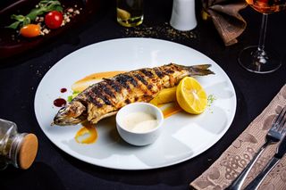 Pastrav la gratar cu mamaliguta si mujdei