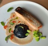 Філе лосося з равіолем та соусом том ям