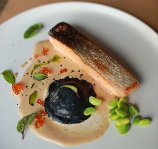 Філе лосося з равіолем та соусом том ям