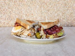 Sandwich bacon pollo