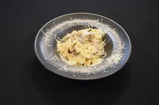 Farfalle cu pui și ciuperci în sos cremos