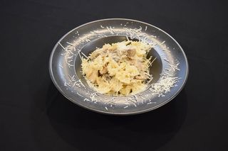 Farfalle cu pui și ciuperci în sos cremos