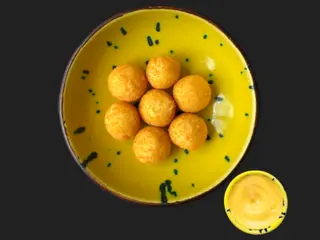 Фрі бол з сирним соусом