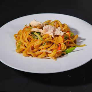 Ramen freschi fatti a mano saltati con pollo