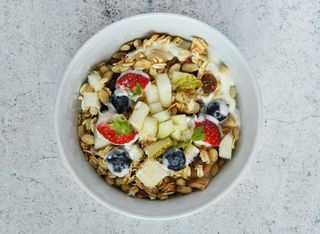 Granola cu fructe proaspete