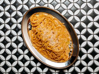 Linguine z sosem pieprzowym i kiszoną cytryną