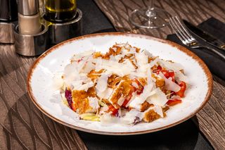 Salata casei cu pui crocant