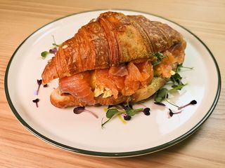 Круасан авокадо, скрембл, лосось (250g)