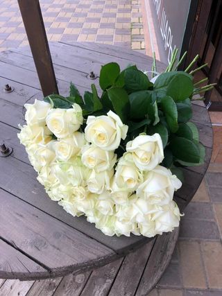 29 trandafiri albi 80cm