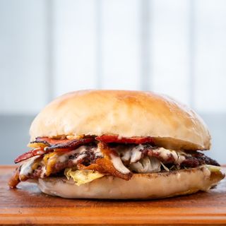 Hunter’s бургер с чоризо 