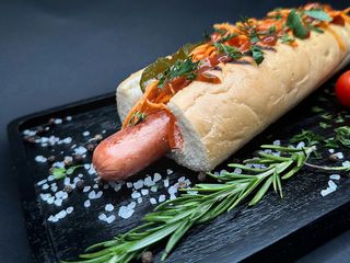 Фірмовий хот дог с  молочною сосискою