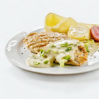 Teleći odrezak u umaku od gorgonzole i oraha sa kroketima i kruhom