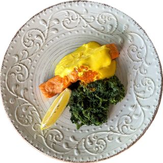 Стейк з лосося зі шпинатом та соусом Голландез (300г)