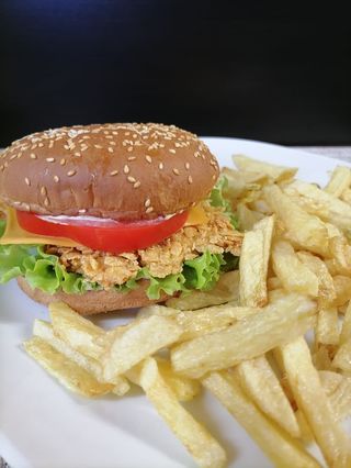 Бургер с хрупкаво пилешко филе (450гр)